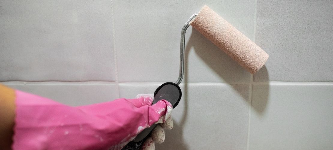 Rénovation de salle de bains sans enlever le carrelage : les astuces