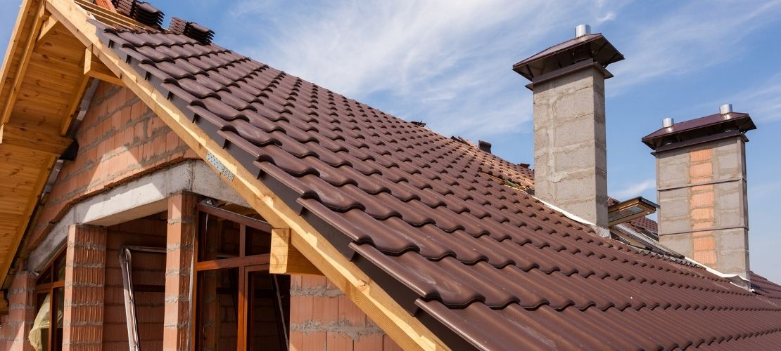 Comment poser une bande d’étanchéité sur un élément de votre toiture ?