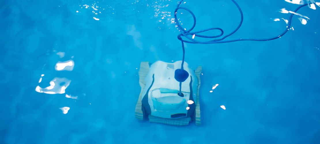 Les robots pour piscine aident à nettoyer les parois