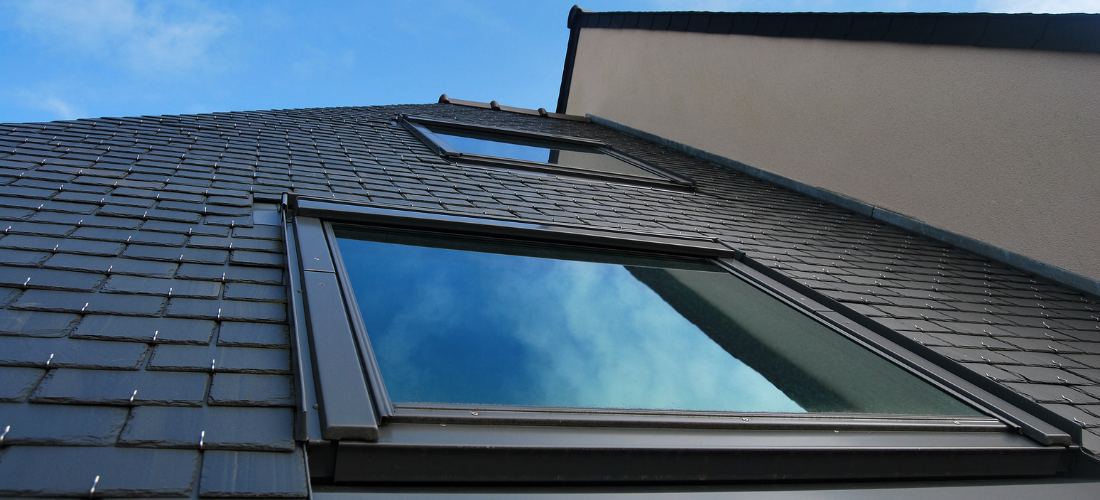 Installation de fenêtres de toit : avantages et conseils pour illuminer votre intérieur