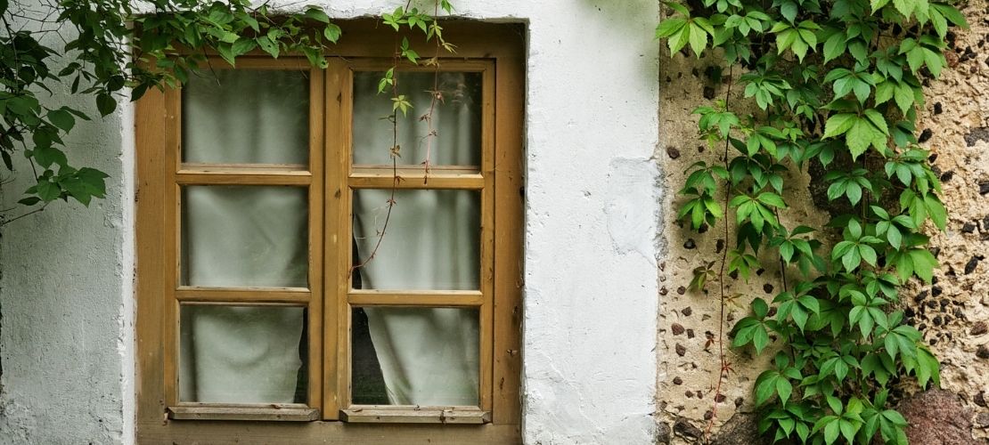 La fenêtre en bois peut être rénovée